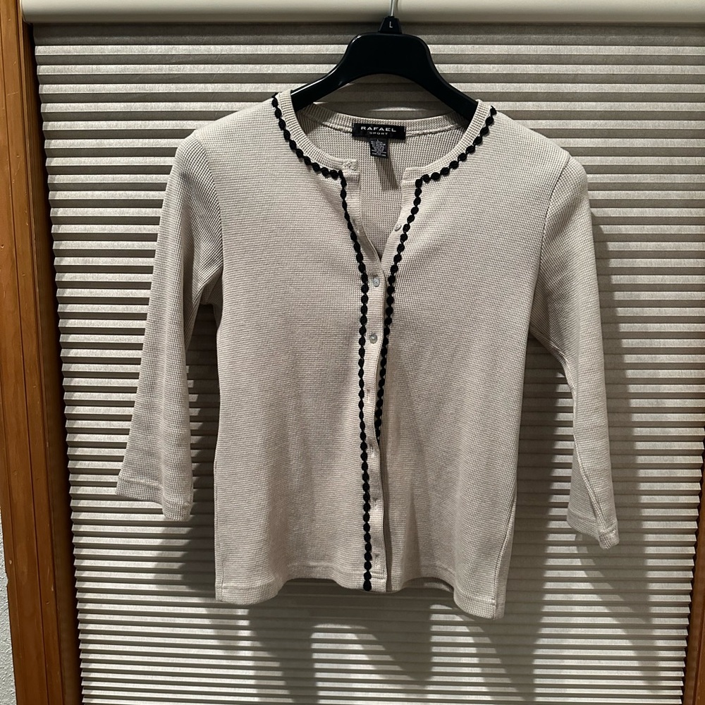 Woman’s button up top